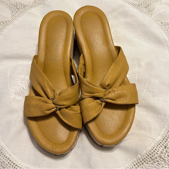 Vintage Island Slipper Wedge Sandals Shoes Made in Hawaii No Size but Approx 8 - Picture 2 of 16